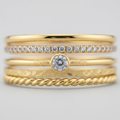 bague empilable ton doré zircons, gros plan sertissage