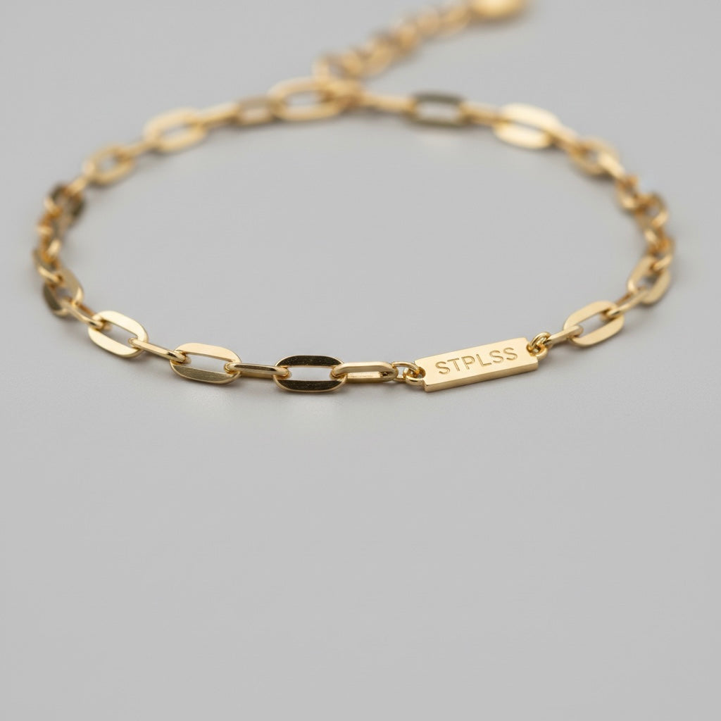 bracelet chaîne dorée femme, gros plan maillons