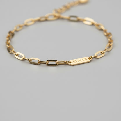 bracelet chaîne dorée femme, gros plan maillons