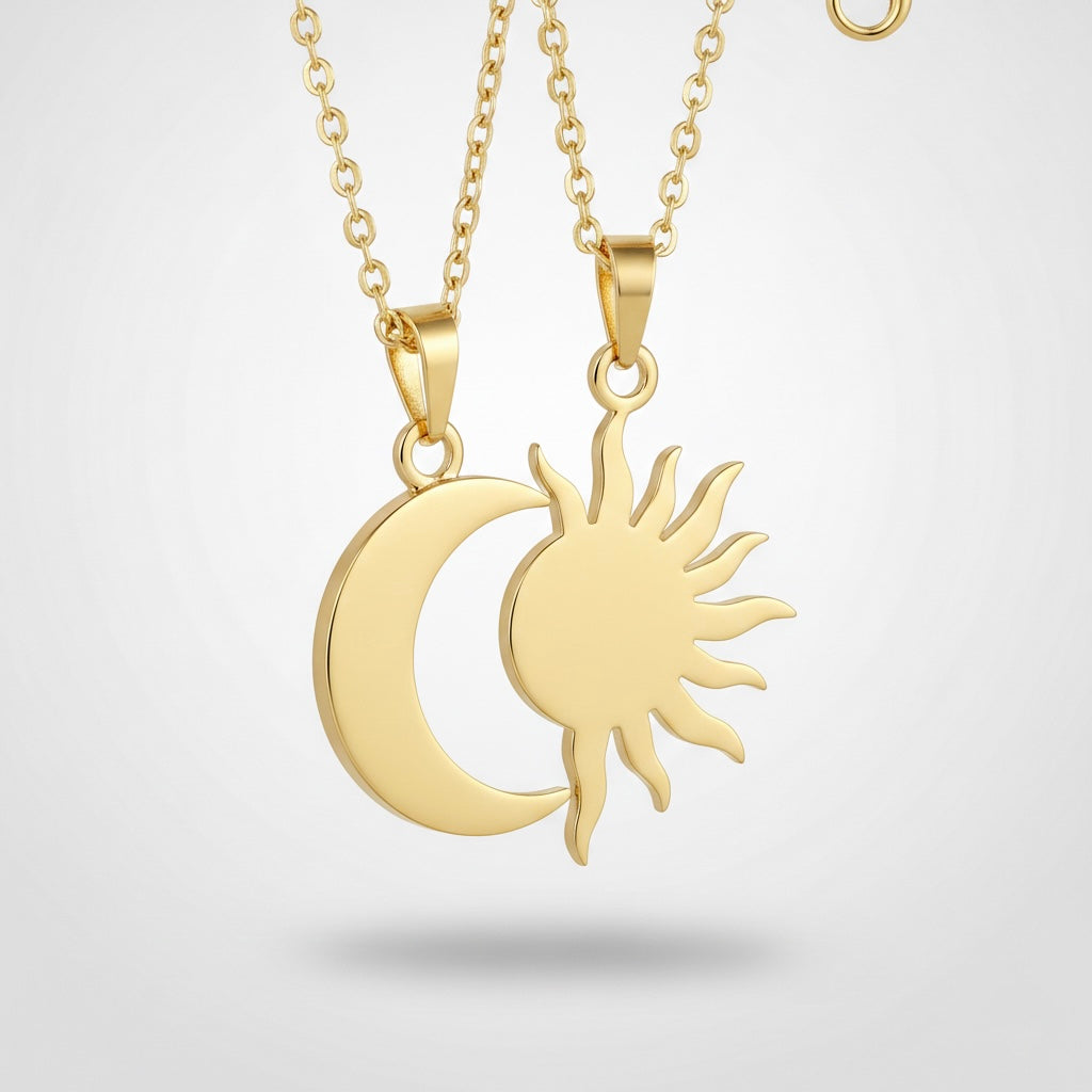 Collier soleil et lune doré, détail du pendentif