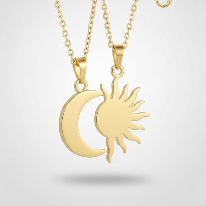 Collier soleil et lune doré, détail du pendentif