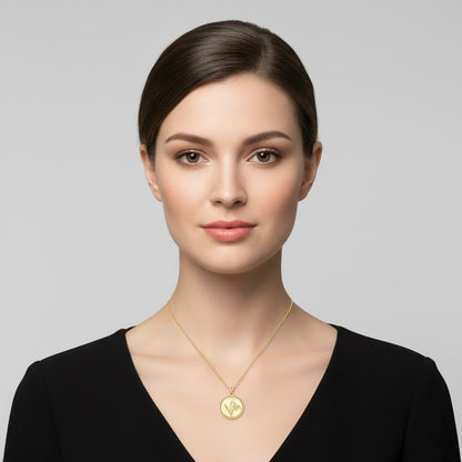 Collier médaille fleur de naissance janvier, porté