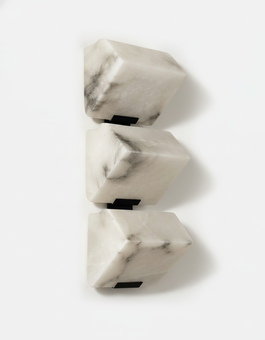 Applique murale NORI en albâtre véritable et laiton, modèle Trio à trois blocs