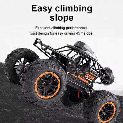 SUV RC tout-terrain en train de grimper sur un terrain accidenté