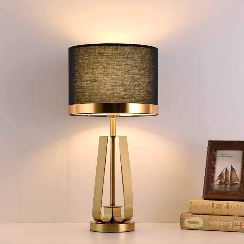 Lampe de table allumée en ambiance salon