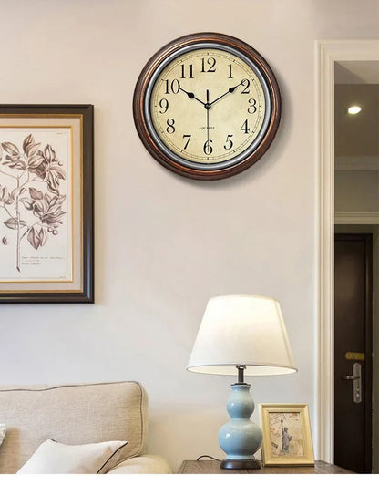 Horloge murale en bois en situation