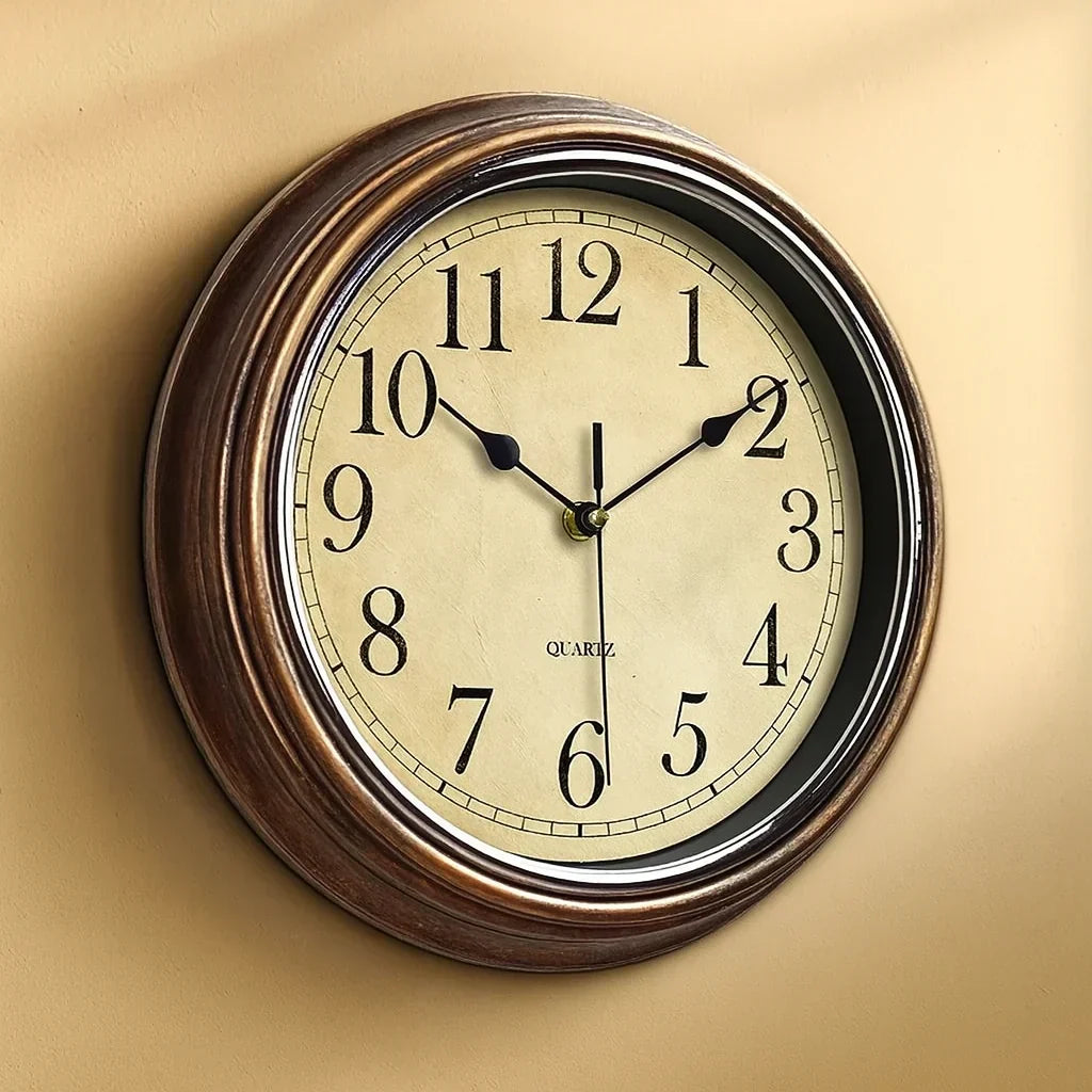 Horloge murale en bois avec mécanisme quartz vue rapprochée
