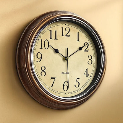 Horloge murale en bois avec mécanisme quartz vue rapprochée