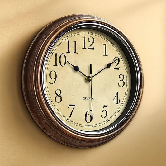 Horloge murale en bois avec mécanisme quartz vue rapprochée