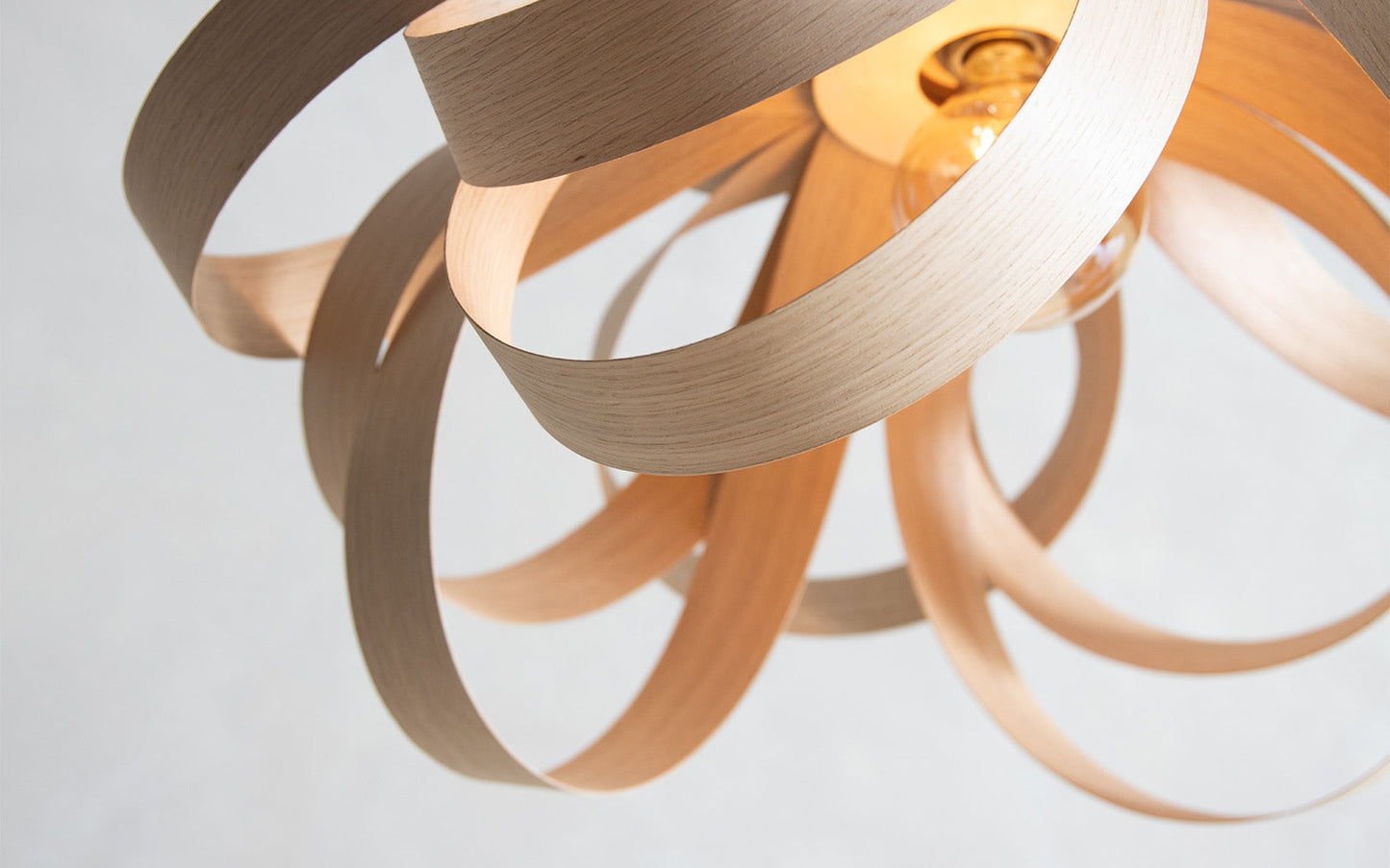 Suspension bois sculpté courbé, au-dessus d'une table