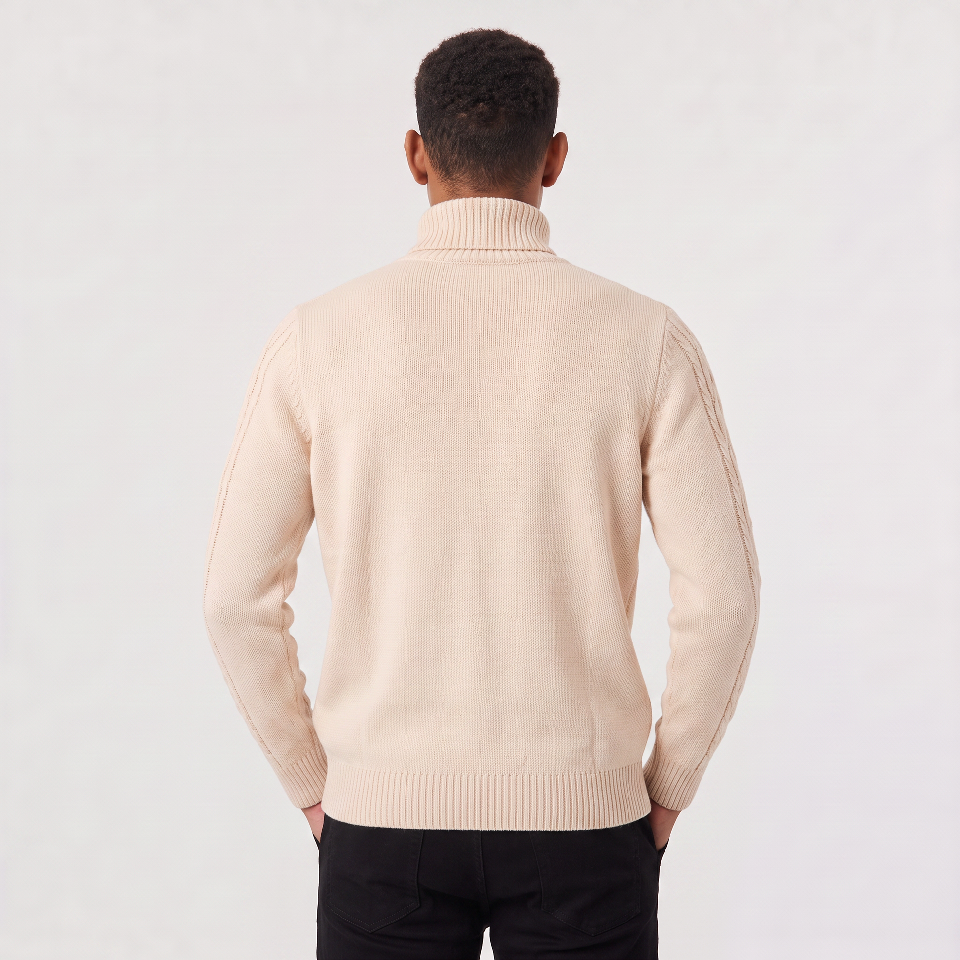 Pull torsadé en laine col roulé écru, vue de dos