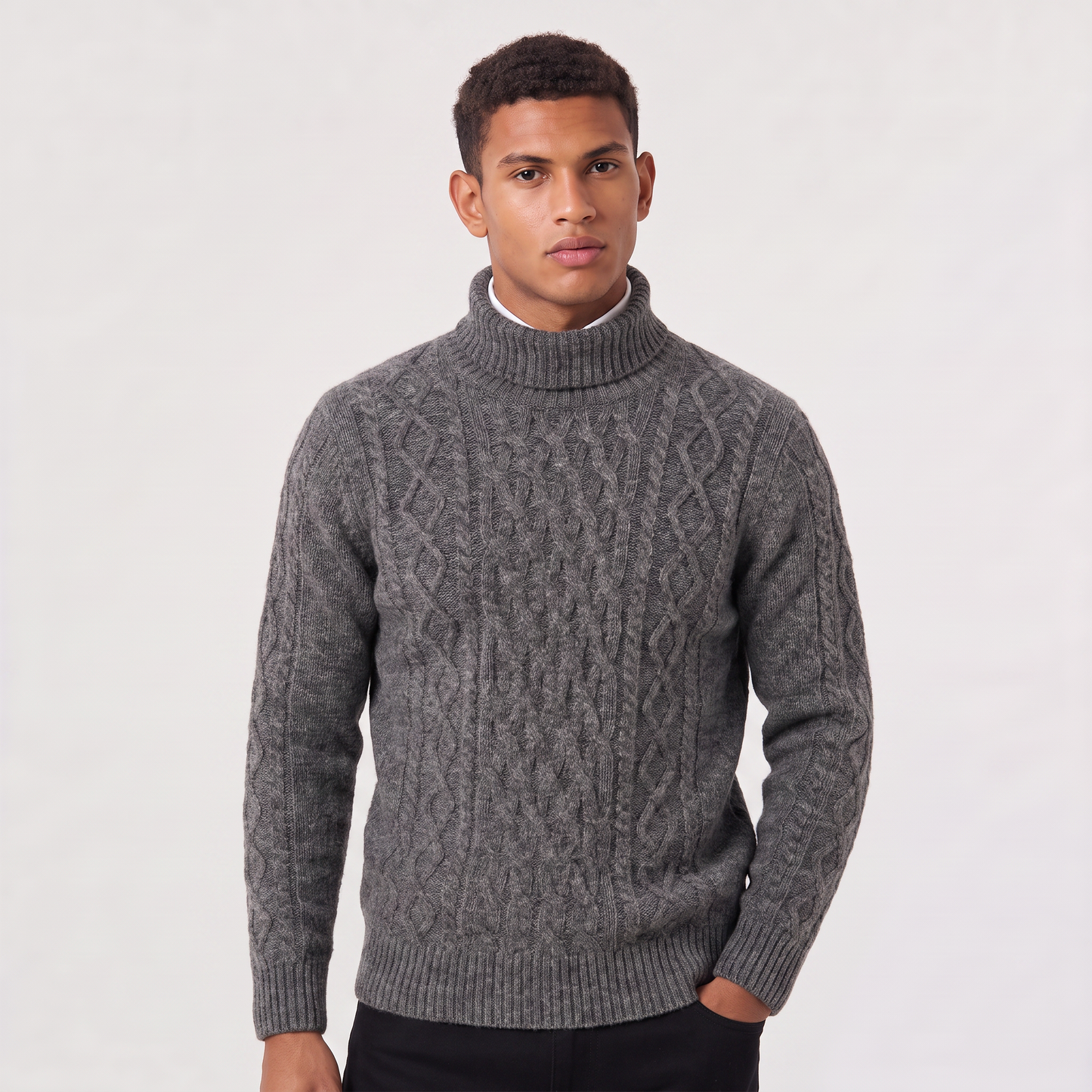 Pull torsadé en laine col roulé gris, vue de face