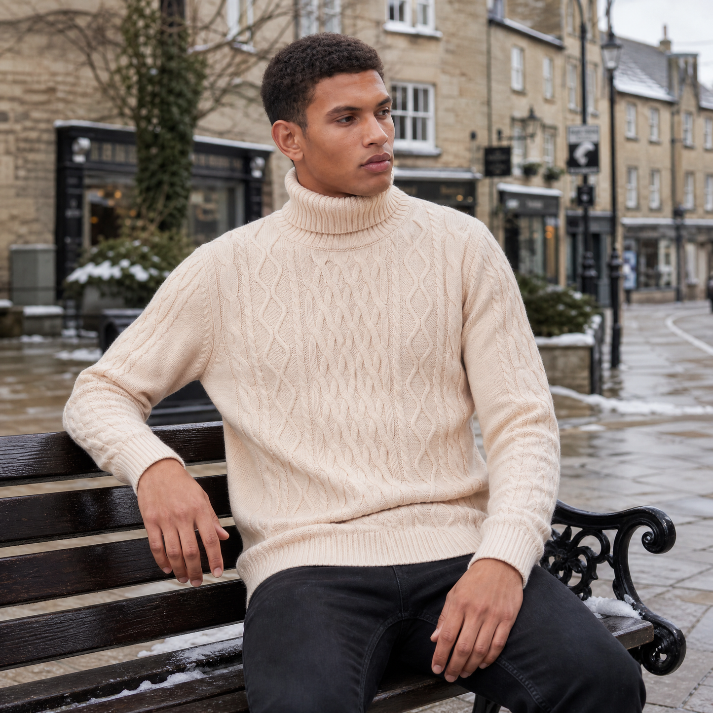 Pull torsadé en laine col roulé écru, détail col