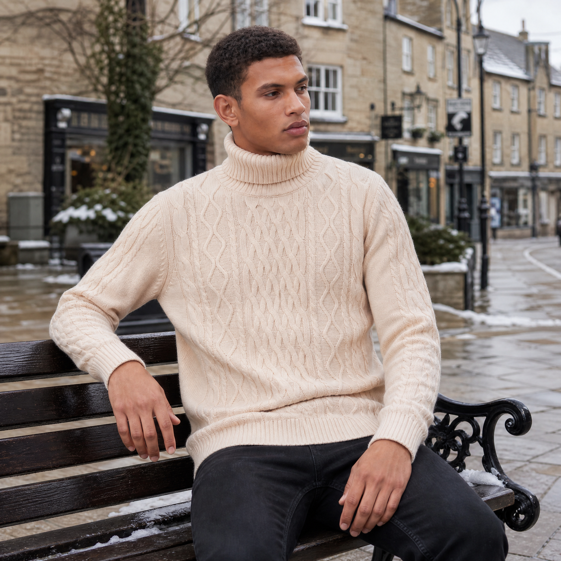 Pull torsadé en laine col roulé écru, détail col