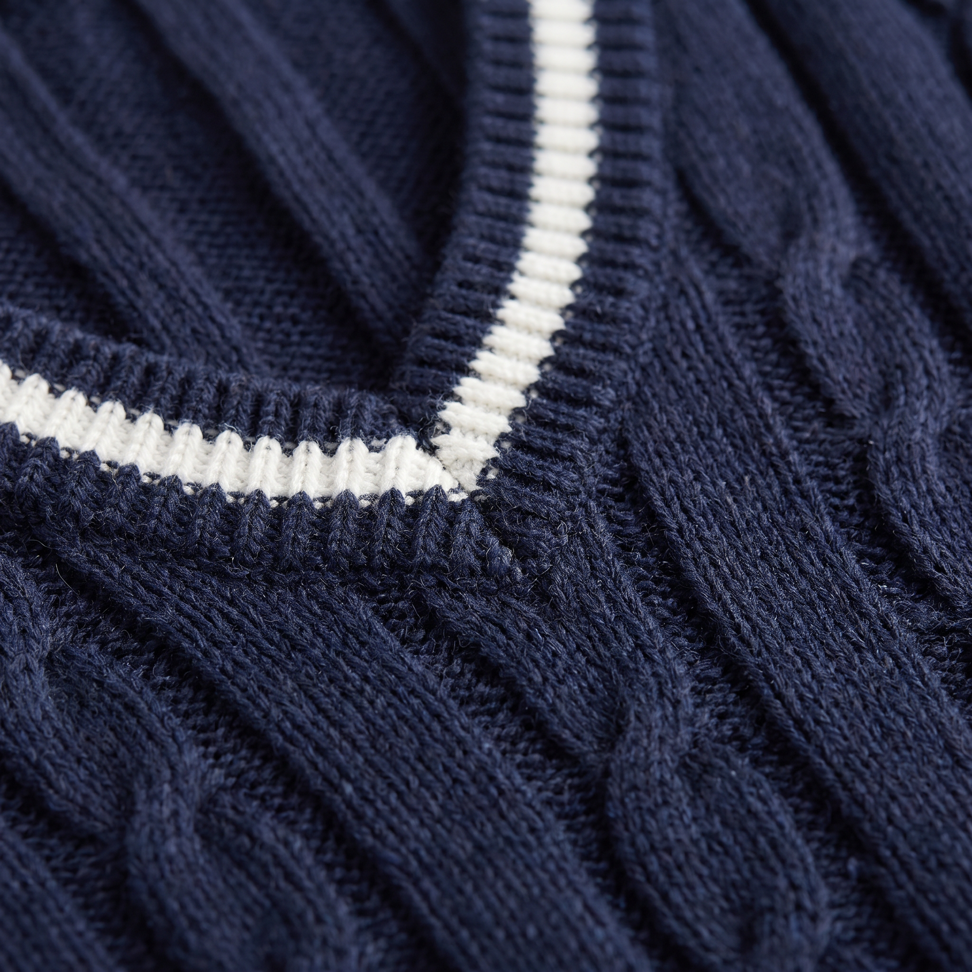 Pull torsadé col V marine, vue de dos