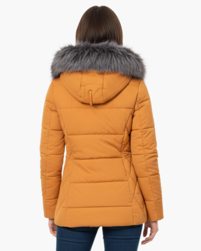 Doudoune longue femme à capuche fausse fourrure portée en hiver