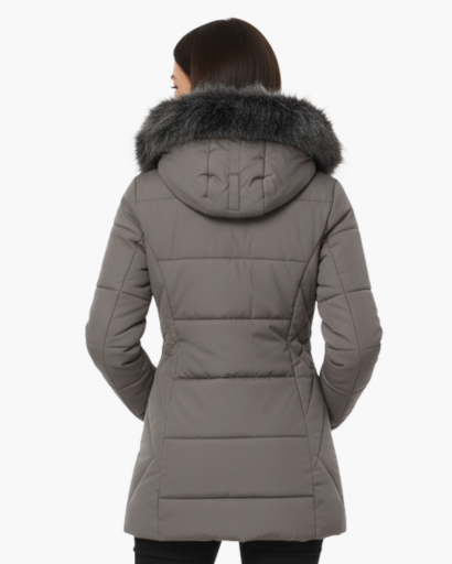 Doudoune longue femme à capuche fausse fourrure portée en hiver