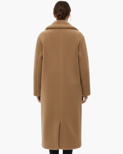 Manteau long femme en fausse fourrure porté en hiver