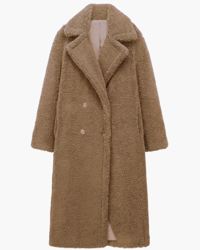 Manteau long femme en fausse fourrure porté en hiver
