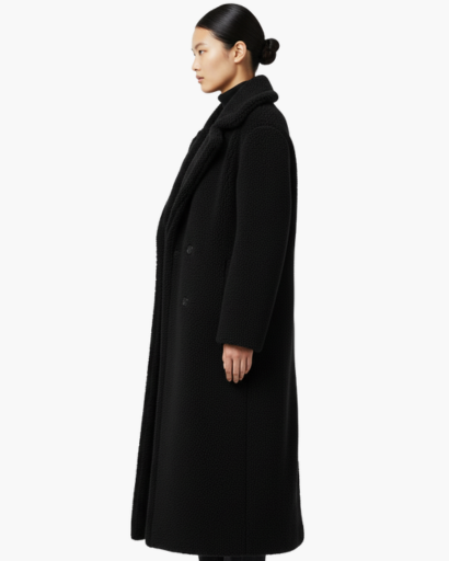 Manteau long femme en fausse fourrure porté en hiver