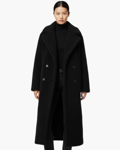 Manteau long femme en fausse fourrure porté en hiver