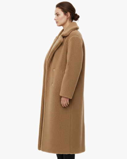 Manteau long femme en fausse fourrure porté en hiver