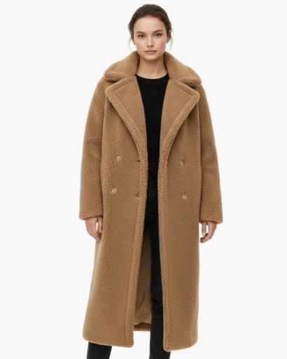 Manteau long femme en fausse fourrure porté en hiver