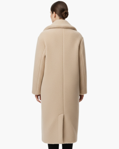 Manteau long femme en fausse fourrure porté en hiver