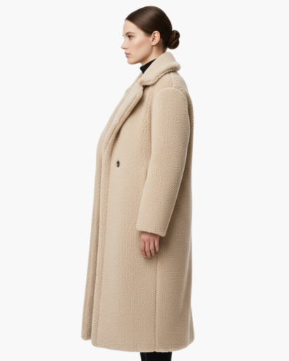 Manteau long femme en fausse fourrure porté en hiver