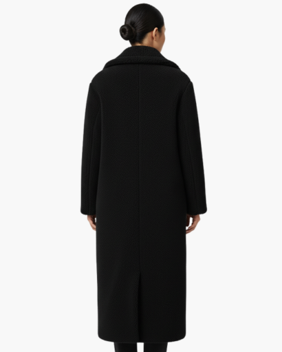 Manteau long femme en fausse fourrure porté en hiver