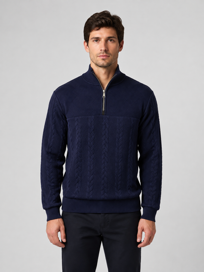 Pull torsadé homme beige, porté