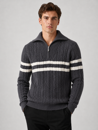 Pull torsadé rayé demi-zip blanc, porté
