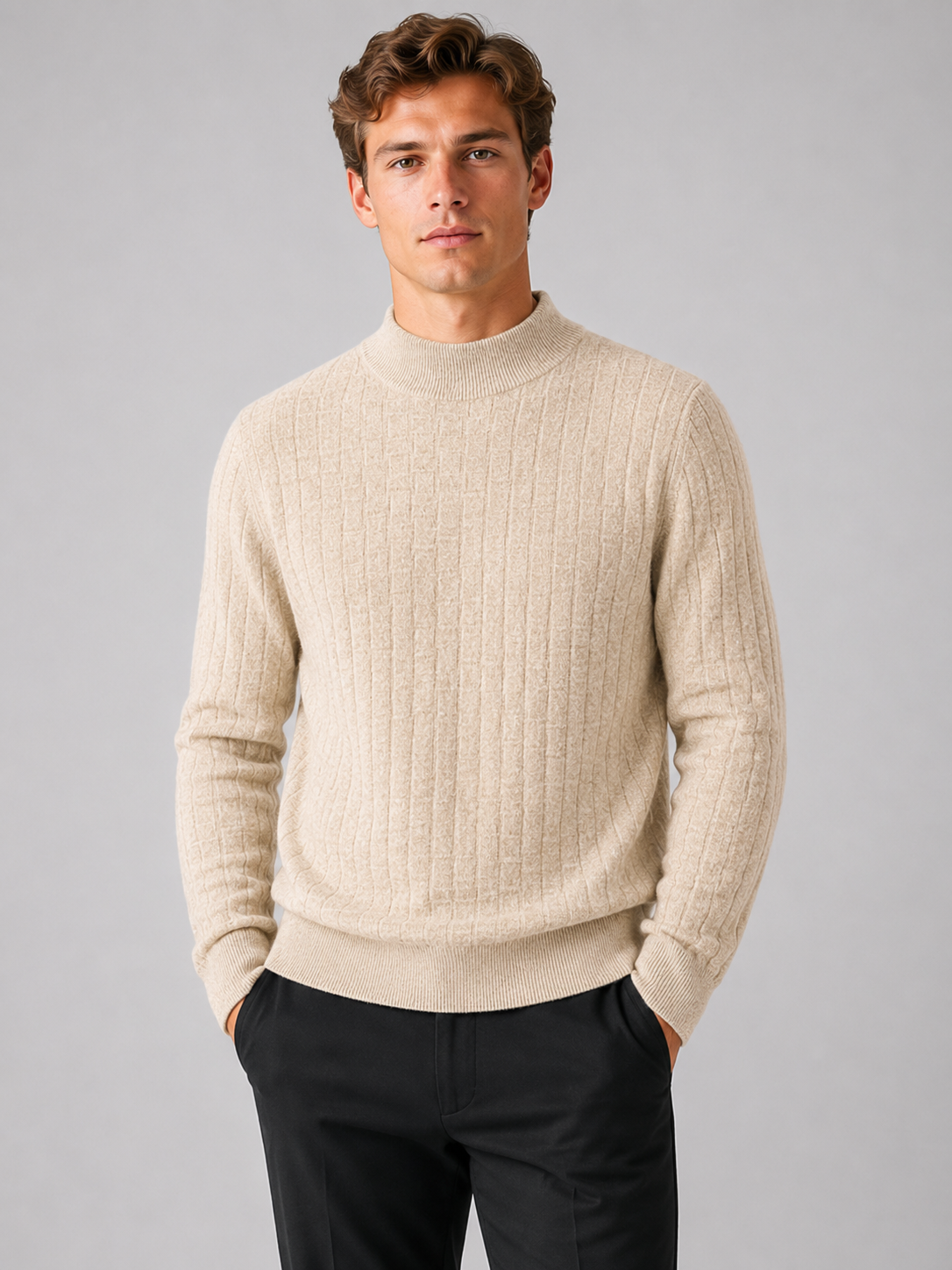 Pull col montant texturé gris clair, porté
