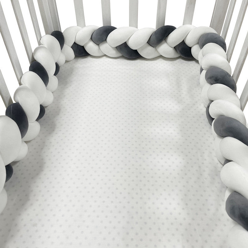 Enfant jouant sur la surface du tapis KiddoBucket