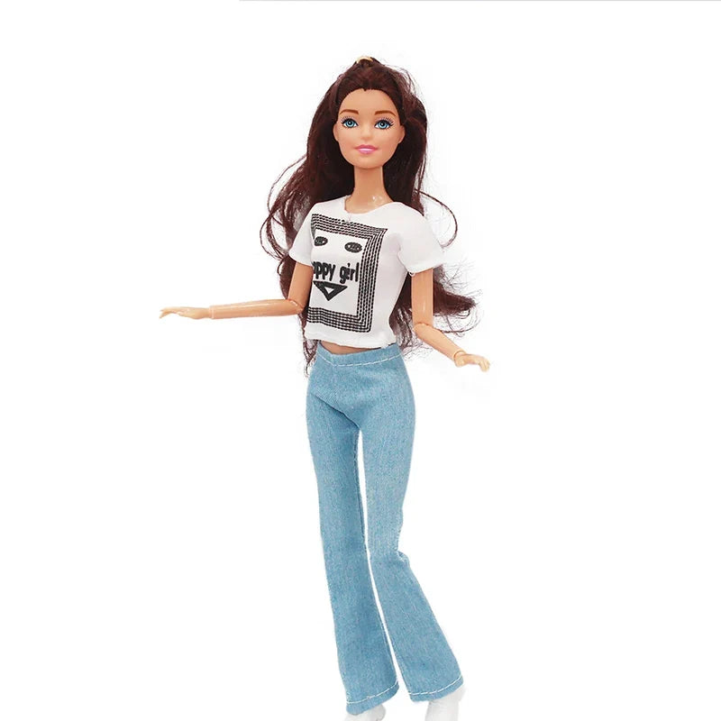 Poupée mannequin en tee graphique noir et pantalon évasé à pois