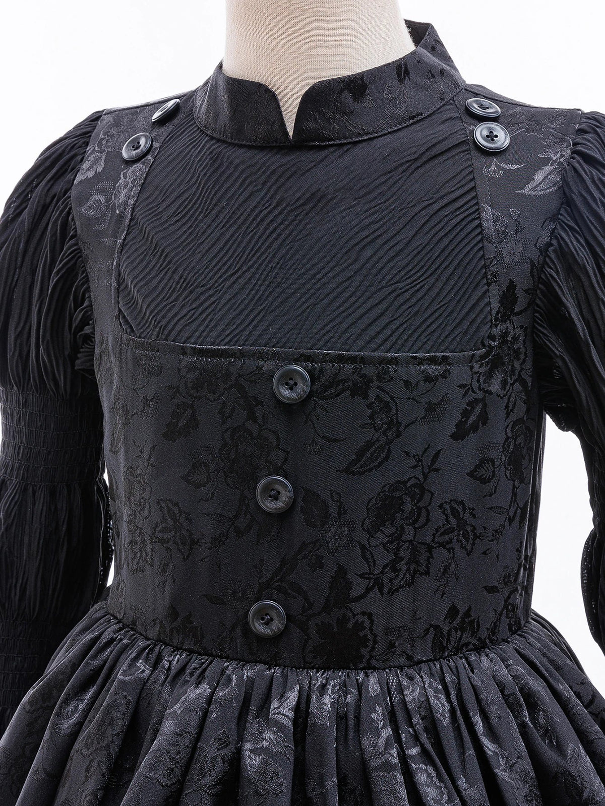 Gros plan sur les boutons et le col du corsage de la robe de sorcière