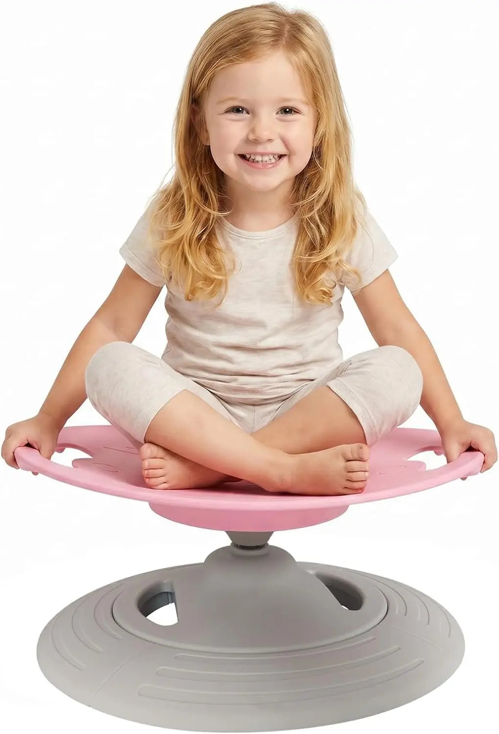 Fillette assise en tailleur sur le siège rotatif sensoriel rose