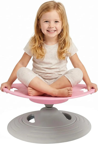 Fillette assise en tailleur sur le siège rotatif sensoriel rose