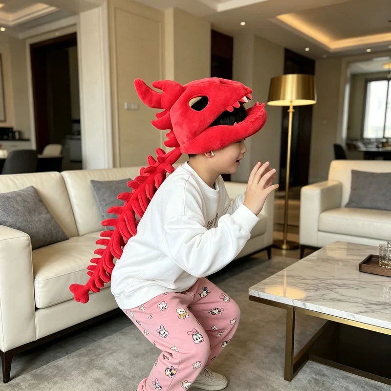 Enfant portant la coiffe peluche squelette de dinosaure rouge
