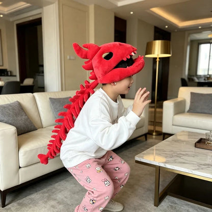 Enfant portant la coiffe peluche squelette de dinosaure rouge