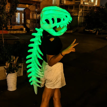 Personne portant la coiffe squelette de dinosaure phosphorescente en extérieur