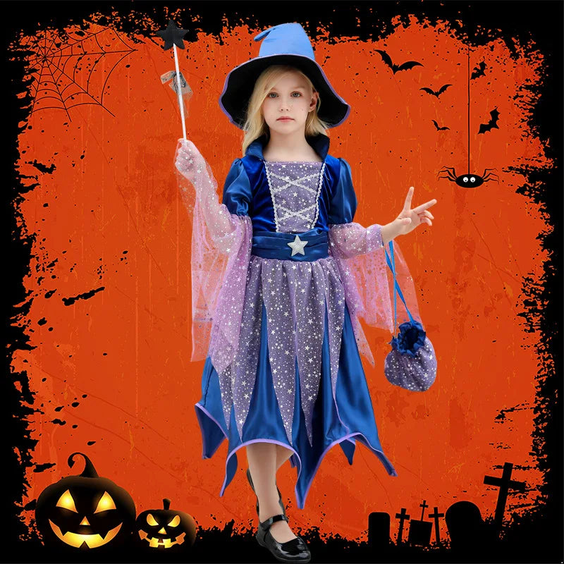 Fillette portant la robe de sorcière étoilée bleu et violet avec chapeau et baguette étoilée, fond Halloween