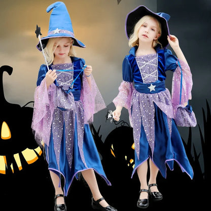 Deux fillettes portant la robe et le chapeau pointu de sorcière étoilée, fond citrouilles d'Halloween