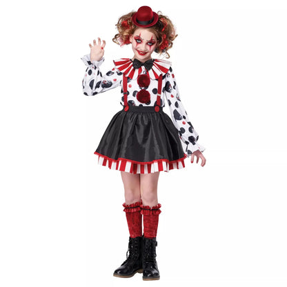 Fillette portant un déguisement de clown avec jupe noire et haut à pois