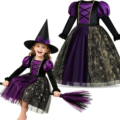 Fillette portant une robe de sorcière violette toile d'araignée et un chapeau pointu, assise sur un balai