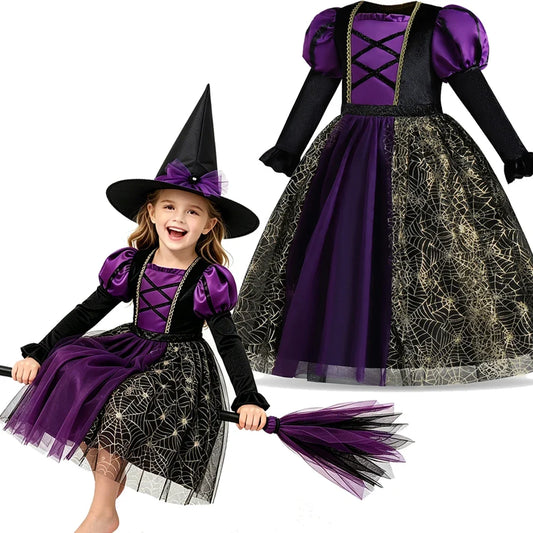 Fillette portant une robe de sorcière violette toile d'araignée et un chapeau pointu, assise sur un balai