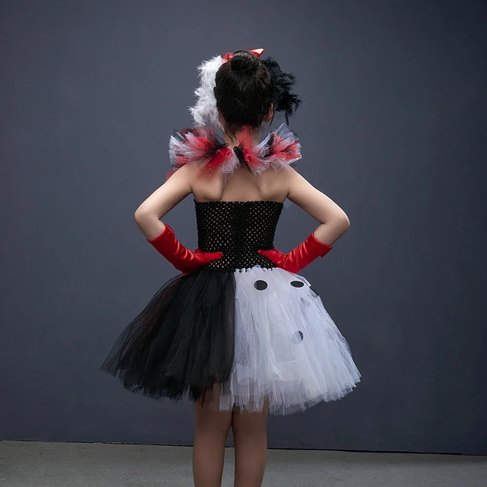 Vue de dos de la robe tutu à taches avec gants rouges