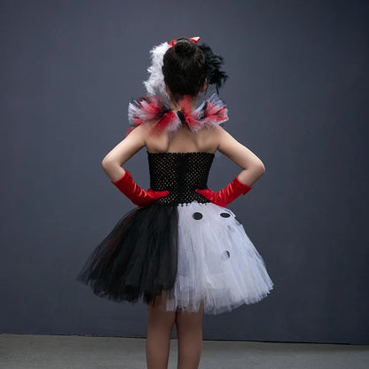 Vue de dos de la robe tutu à taches avec gants rouges