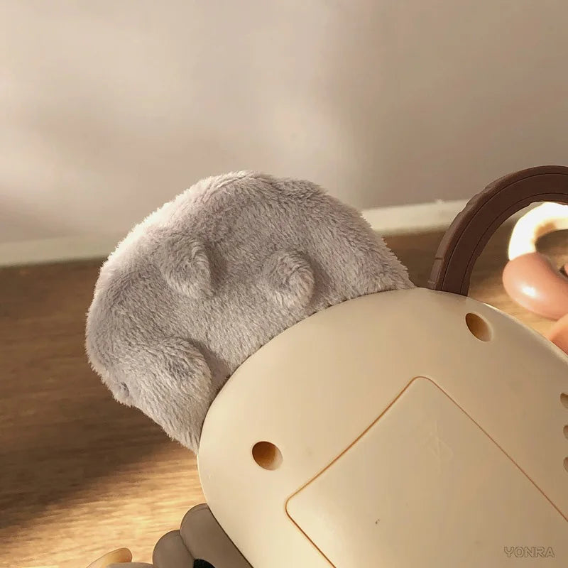 Taille de l'accordéon hochet bébé comparée à une main