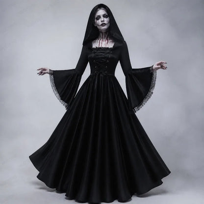 Femme portant la robe de sorcière fantôme gothique noire, vue de face avec capuche et manches évasées